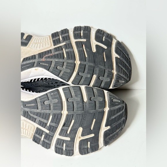 Brooks Women’s Adrenaline GTS 21, Black Running Shoes - Picture 8 of 9